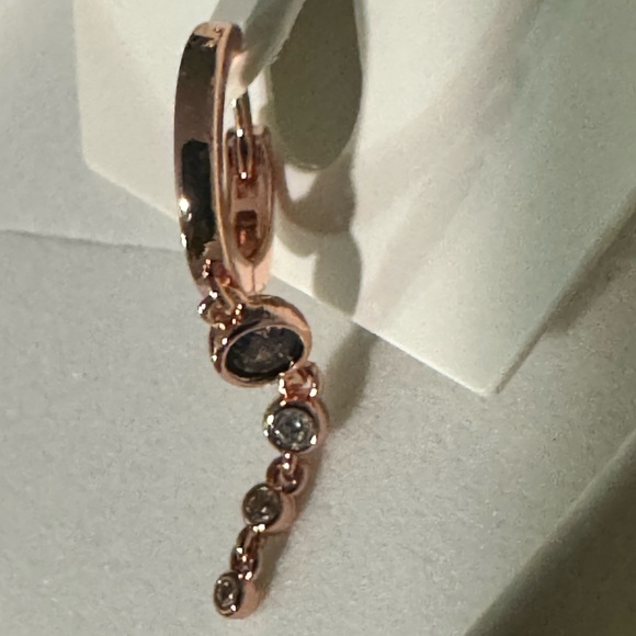 Simple elegance Bomb Party Earrings. - Picture 2 of 4